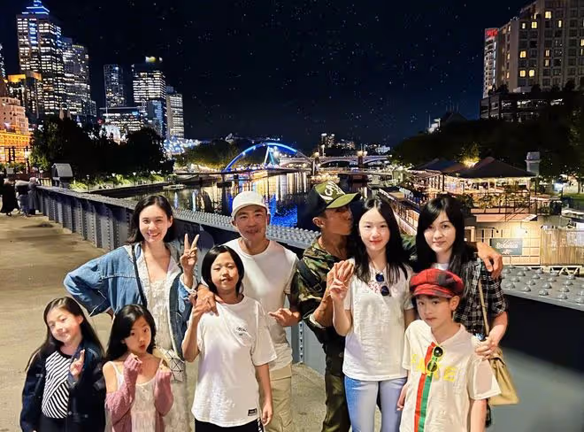 吳尊結束澳洲之旅返回上海，送兒女上學，NeiNei姐弟書包超大搶鏡