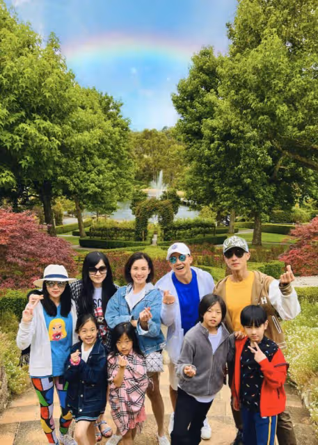 吳尊結束澳洲之旅返回上海，送兒女上學，NeiNei姐弟書包超大搶鏡