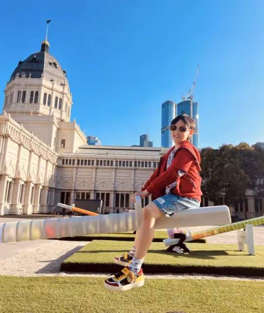 吳尊結束澳洲之旅返回上海，送兒女上學，NeiNei姐弟書包超大搶鏡