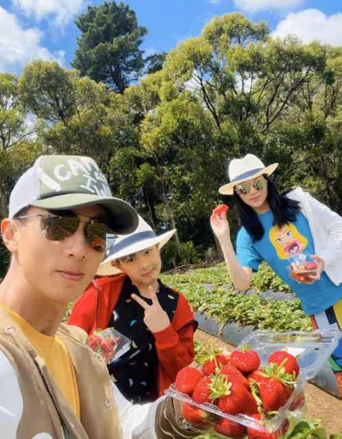 吳尊結束澳洲之旅返回上海，送兒女上學，NeiNei姐弟書包超大搶鏡