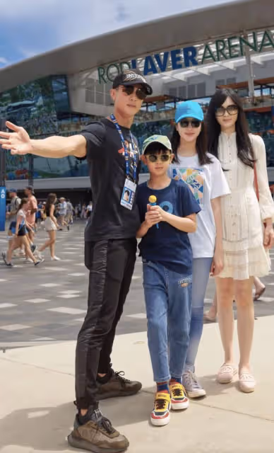 吳尊結束澳洲之旅返回上海，送兒女上學，NeiNei姐弟書包超大搶鏡