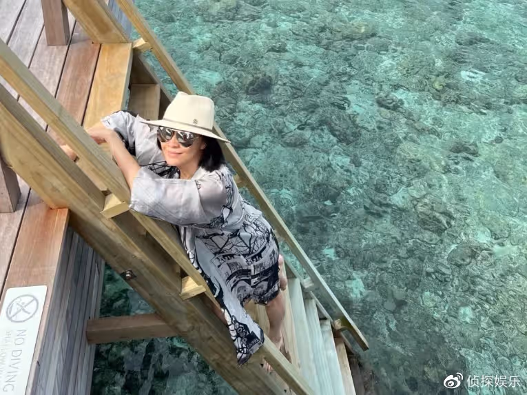 58歲劉嘉玲曬旅行照，穿泳裝依舊膚白貌美，身材驚艷超自信