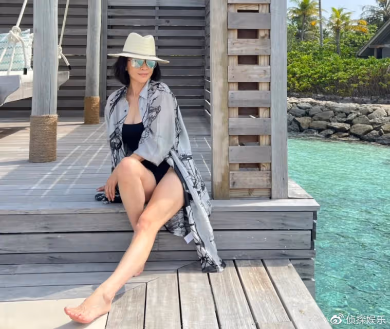 58歲劉嘉玲曬旅行照，穿泳裝依舊膚白貌美，身材驚艷超自信