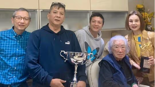 99歲余寶珠與長孫林孝賢愛駒奪冠，66歲謝玲玲曬照慶祝，情同母女