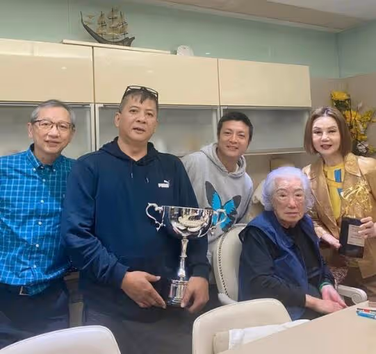 99歲余寶珠與長孫林孝賢愛駒奪冠,66歲謝玲玲曬照慶祝,情同母女