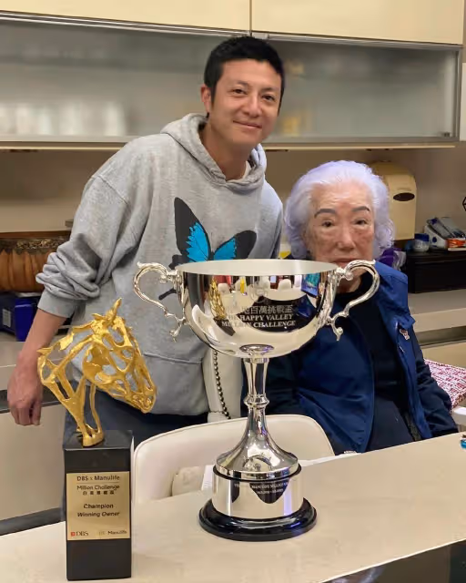 99歲余寶珠與長孫林孝賢愛駒奪冠,66歲謝玲玲曬照慶祝,情同母女