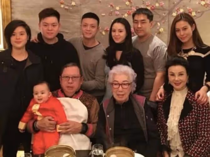 99歲余寶珠與長孫林孝賢愛駒奪冠,66歲謝玲玲曬照慶祝,情同母女