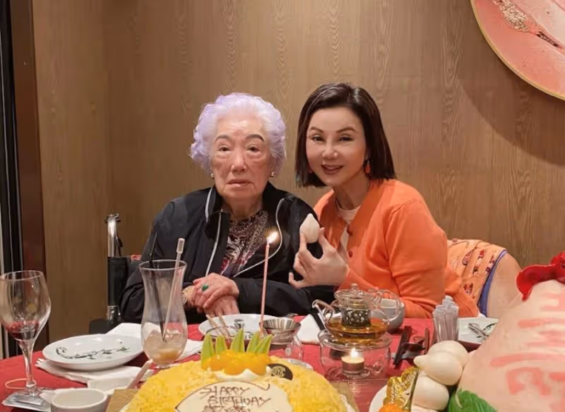 99歲余寶珠與長孫林孝賢愛駒奪冠,66歲謝玲玲曬照慶祝,情同母女