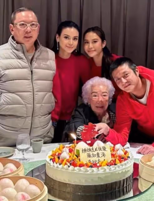 99歲余寶珠與長孫林孝賢愛駒奪冠，66歲謝玲玲曬照慶祝，情同母女