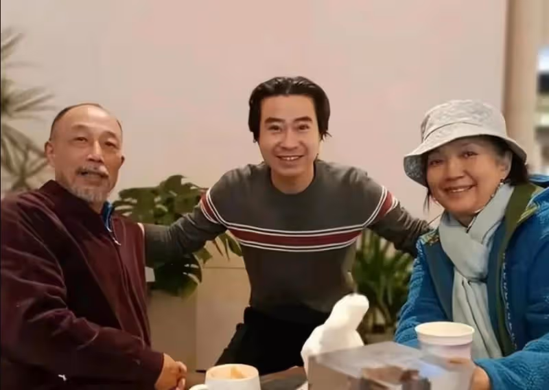 滾回去!孫海英夫婦疑似移民失敗,回國養老發不老實,被網友聲討