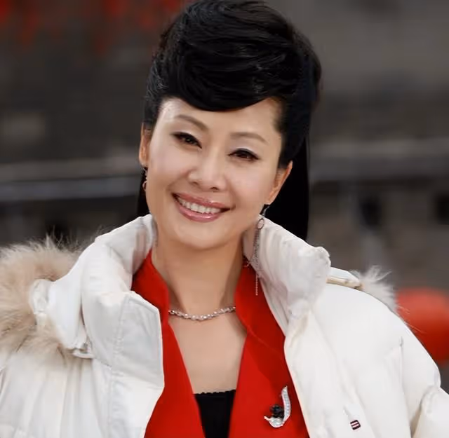 離婚24年後,回頭再看於文華和李凡二人境遇,夫妻差距太明顯