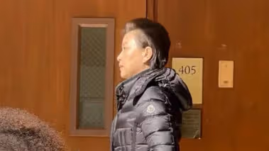 移居美國？55歲楊瀾現身美國高校，頭髮花白鬢角光禿蒼老許多