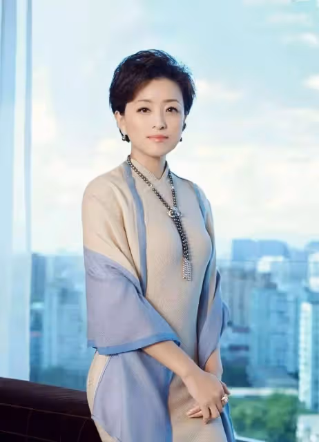 移居美國?55歲楊瀾現身美國高校,頭髮花白鬢角光禿蒼老許多
