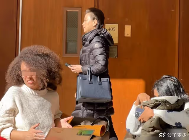 移居美國?55歲楊瀾現身美國高校,頭髮花白鬢角光禿蒼老許多
