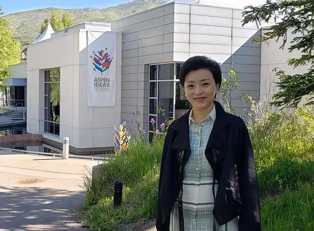 移居美國?55歲楊瀾現身美國高校,頭髮花白鬢角光禿蒼老許多
