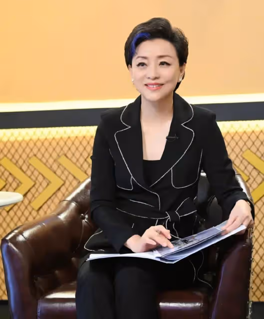 移居美國?55歲楊瀾現身美國高校,頭髮花白鬢角光禿蒼老許多