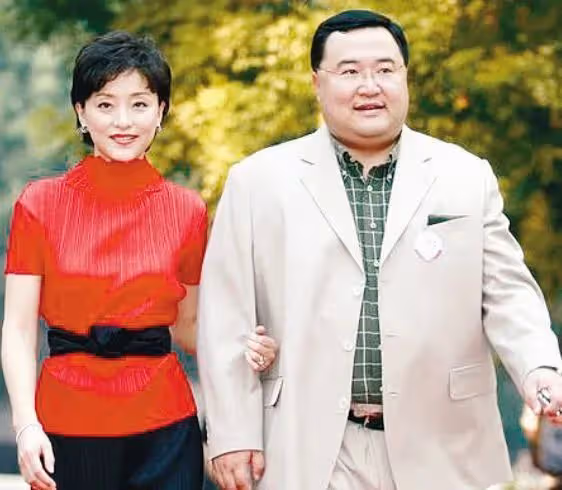 移居美國?55歲楊瀾現身美國高校,頭髮花白鬢角光禿蒼老許多