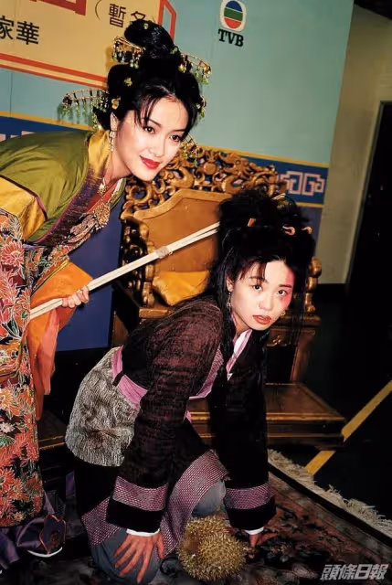 演醜女爆紅卻火速退圈，20年後變億萬身家女強人，近照美貌驚人