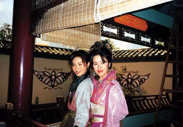 演醜女爆紅卻火速退圈，20年後變億萬身家女強人，近照美貌驚人