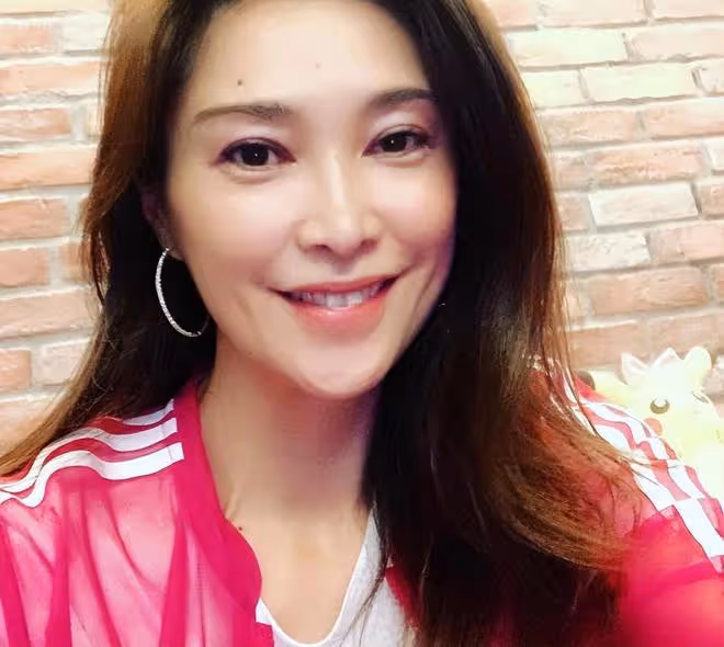 49歲盧淑儀陪李克勤吃大排檔，凍齡氣質勝過名媛好閨蜜