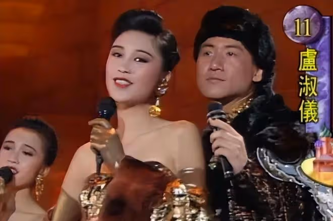 49歲盧淑儀陪李克勤吃大排檔，凍齡氣質勝過名媛好閨蜜