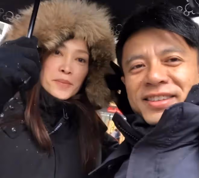 49歲盧淑儀陪李克勤吃大排檔，凍齡氣質勝過名媛好閨蜜