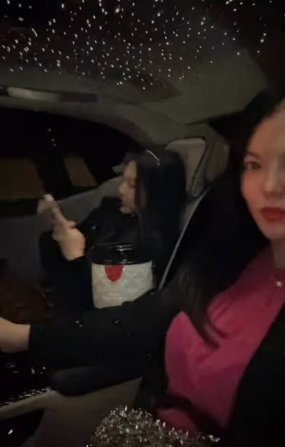 李湘在倫敦奢華餐廳慶47歲生日，攜王詩齡坐百萬豪車，前夫送玫瑰