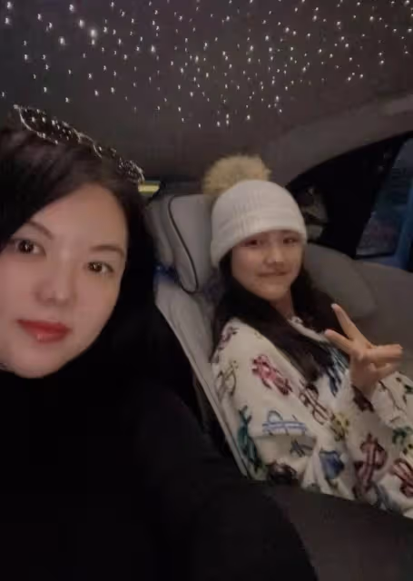 李湘在倫敦奢華餐廳慶47歲生日，攜王詩齡坐百萬豪車，前夫送玫瑰