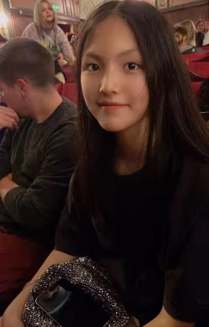 李湘在倫敦奢華餐廳慶47歲生日，攜王詩齡坐百萬豪車，前夫送玫瑰