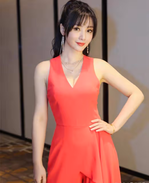 柳岩被路人拍到,身材引網友爭議,女神是否存在