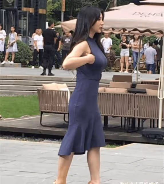 柳岩被路人拍到,身材引網友爭議,女神是否存在