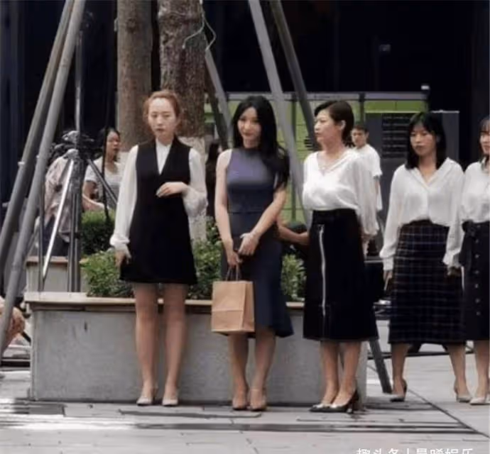 柳岩被路人拍到,身材引網友爭議,女神是否存在