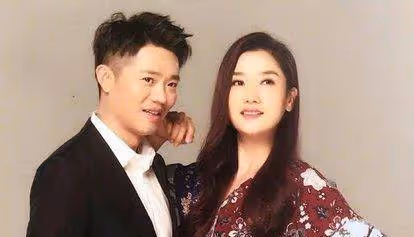 他曾獲《星光大道》亞軍,成名後拋妻棄子,與草根歌手走到一起