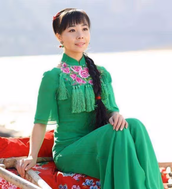 他曾獲《星光大道》亞軍,成名後拋妻棄子,與草根歌手走到一起