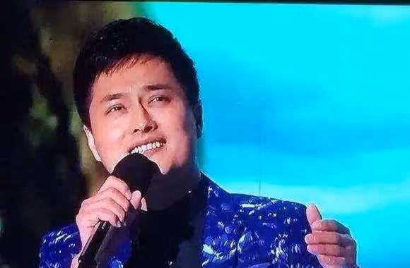 他曾獲《星光大道》亞軍,成名後拋妻棄子,與草根歌手走到一起