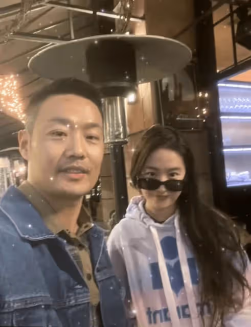 劉亦菲現身美國富人區!素顏出鏡顏值驚艷,與異性粉絲合影無架子