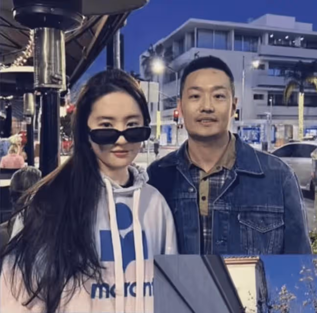 劉亦菲現身美國富人區!素顏出鏡顏值驚艷,與異性粉絲合影無架子