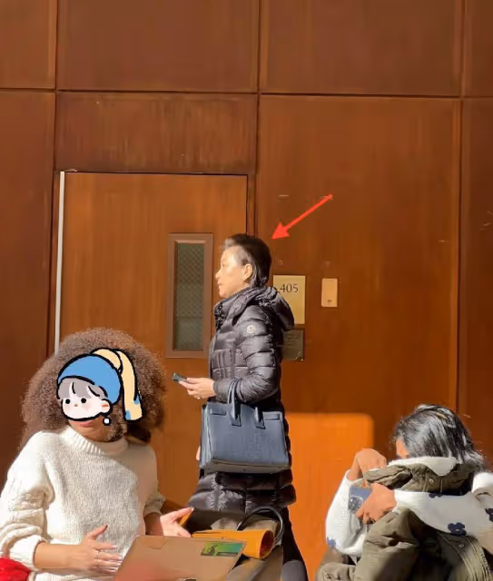 網友在美國偶遇楊瀾!素顏出鏡氣色好,54歲鬢角斑白模樣大變