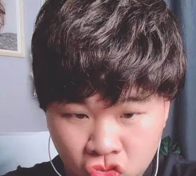 網紅冷少:從工人到千萬粉網紅,娶高顏值媳婦,人生實現逆襲