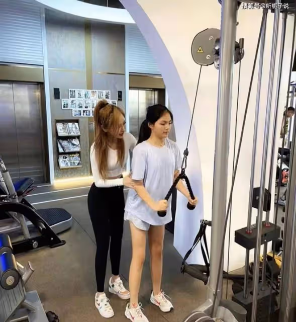 李湘與女兒在英國過春節!現身高檔餐廳,王詩齡減重58斤很漂亮