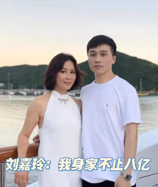 58歲劉嘉玲罕見曬泳裝照,身材火辣凹凸有致,撇下樑朝偉安心度假