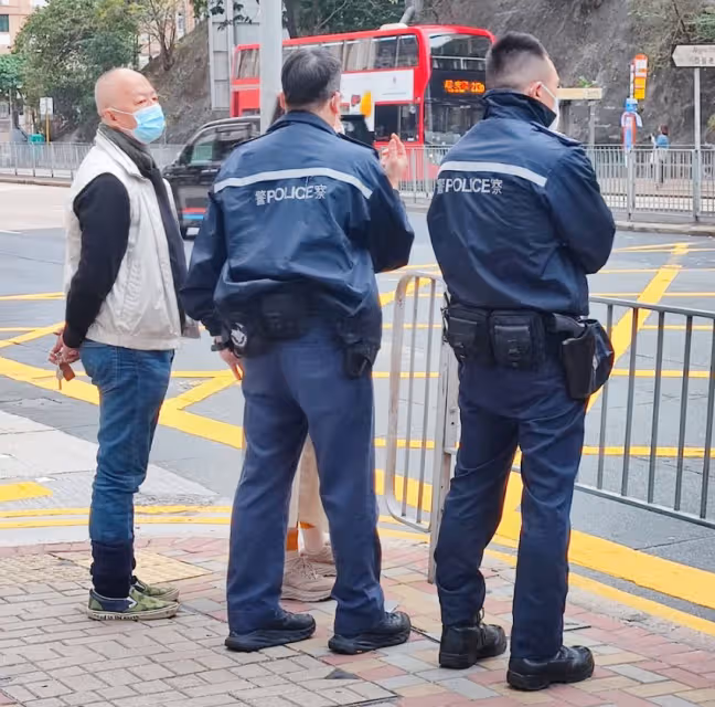 76歲港星狄龍突遭車禍，自駕豪車與公交相撞，妻子回應：小事一樁