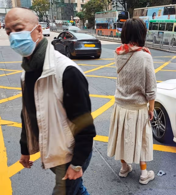 76歲港星狄龍突遭車禍,自駕豪車與公交相撞,妻子回應:小事一樁