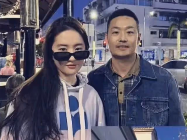 劉亦菲疑定居美國富人區！臉瘦一圈顏值回春，與異性合影無架子