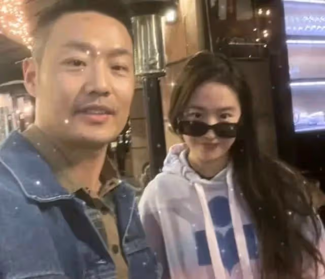 劉亦菲疑定居美國富人區！臉瘦一圈顏值回春，與異性合影無架子