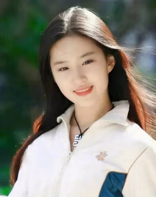 劉亦菲疑定居美國富人區!臉瘦一圈顏值回春,與異性合影無架子