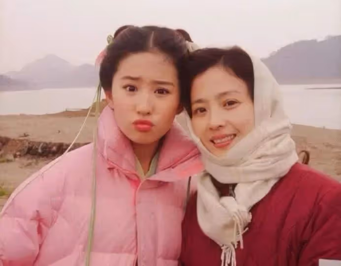 劉亦菲疑定居美國富人區!臉瘦一圈顏值回春,與異性合影無架子