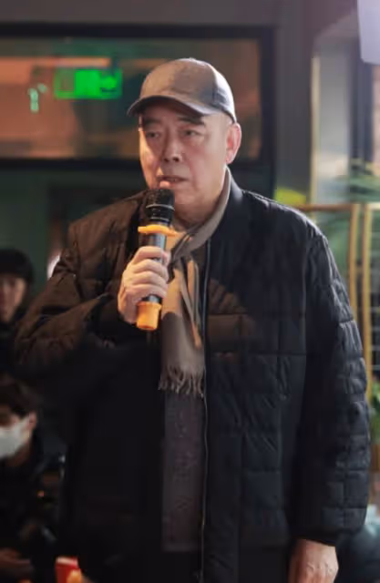 何平追思會舉行，張藝謀陳凱歌馮小剛等齊聚，唱《朋友》溫情送別