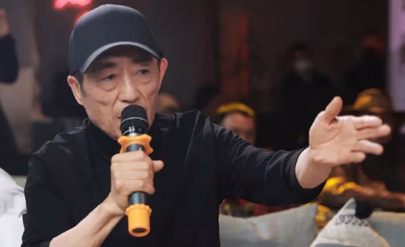 何平追思會舉行，張藝謀陳凱歌馮小剛等齊聚，唱《朋友》溫情送別