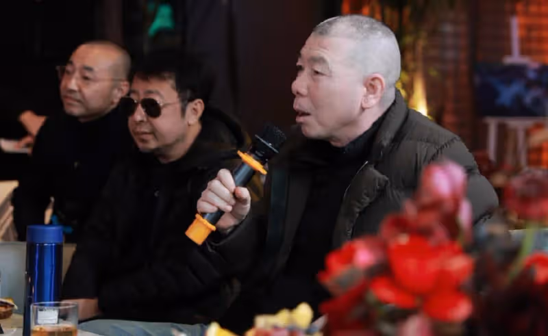 何平追思會舉行，張藝謀陳凱歌馮小剛等齊聚，唱《朋友》溫情送別